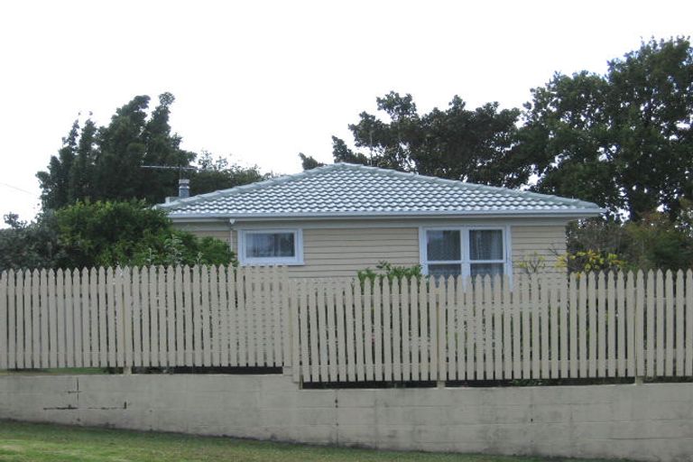Photo of property in 6 Fairclough Road, Beach Haven, Auckland, 0626
