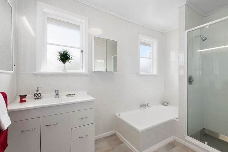 Photo of property in 16 Kereru Bend, Tawa, Wellington, 5028