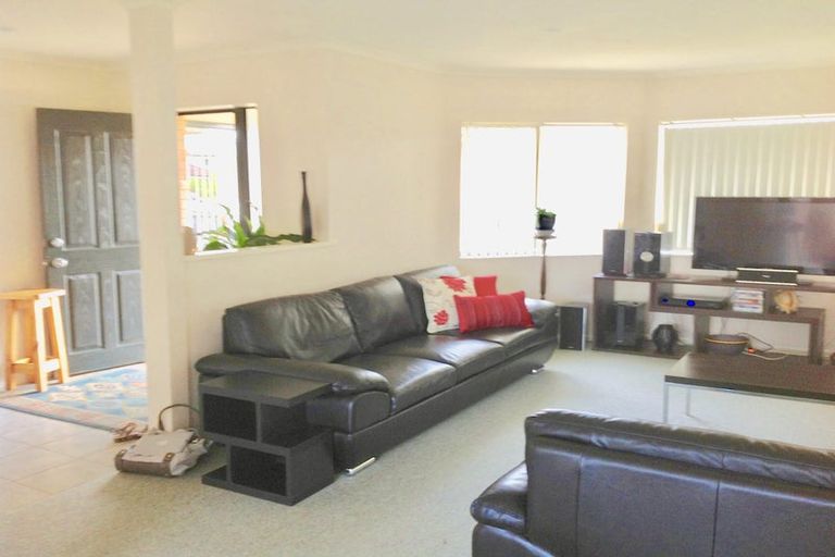 Photo of property in 18 Glen Bay Close, Pinehill, Auckland, 0632