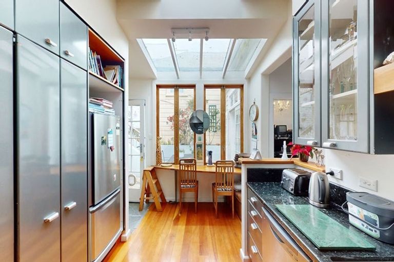 Photo of property in 6 Hawker Street, Mount Victoria, Wellington, 6011