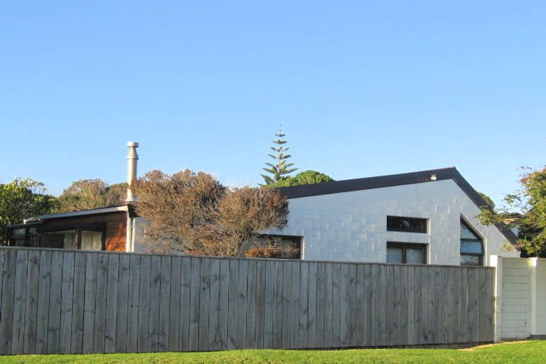 Photo of property in 1 Aaron Court, Paraparaumu Beach, Paraparaumu, 5032