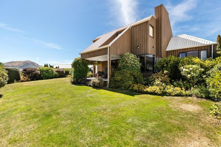 Photo of property in 2 Milward Place, Kelvin Heights, Queenstown, 9300
