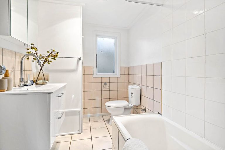 Photo of property in 129 Sunnyside Road, Sunnyvale, Auckland, 0612