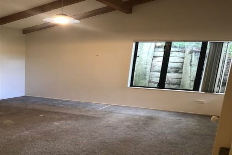 Photo of property in 7 Stitchbird Close, Murrays Bay, Auckland, 0630