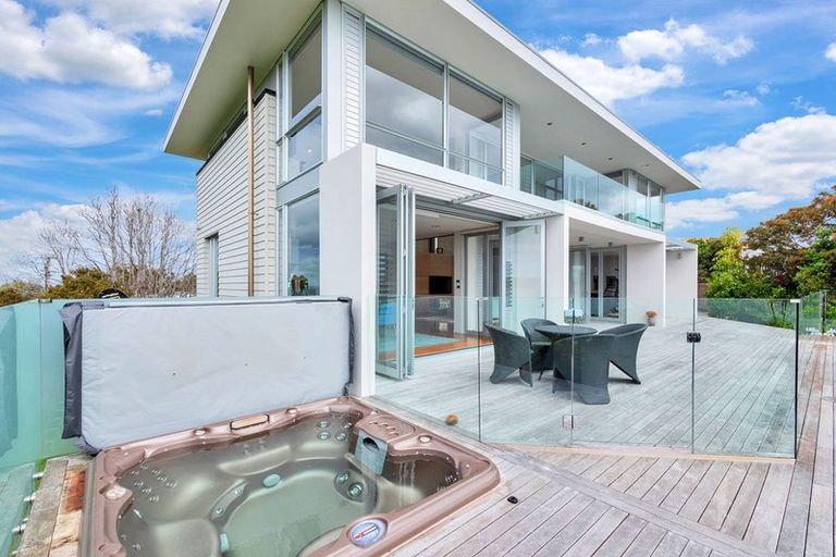 Photo of property in 1462 Whangaparaoa Road, Army Bay, Whangaparaoa, 0930