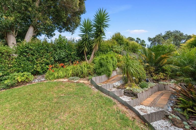 Photo of property in 2/8 Glenvale Place, Totara Vale, Auckland, 0629