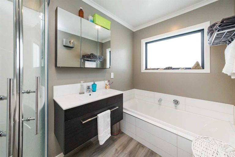 Photo of property in 32 Tokomaru Road East, Tokomaru, Palmerston North, 4474