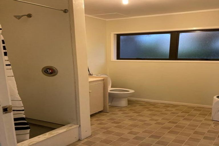 Photo of property in 86 Luckens Road, West Harbour, Auckland, 0618