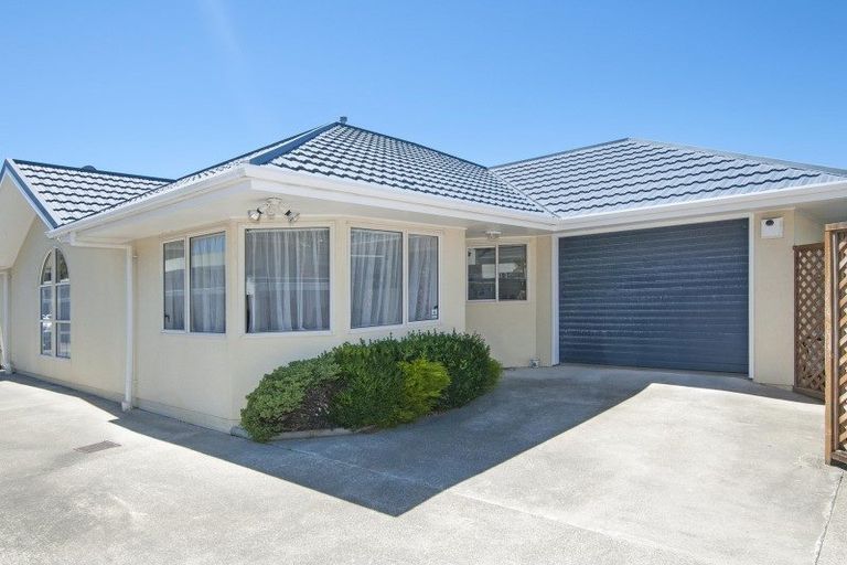 Photo of property in 2/26 Whites Line West, Woburn, Lower Hutt, 5010