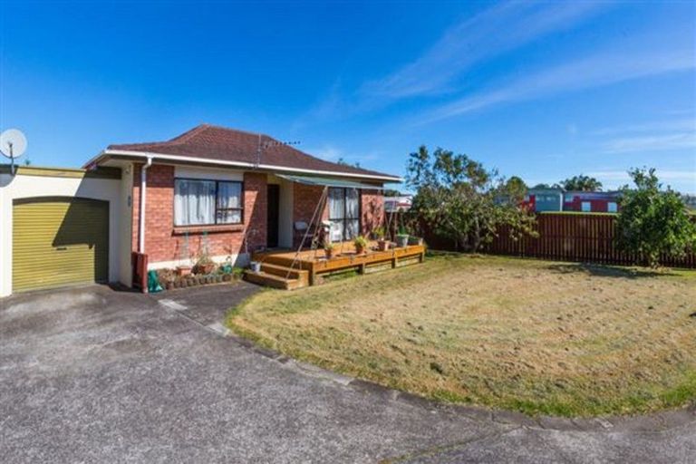 Photo of property in 2/6 Kennington Drive, Clendon Park, Auckland, 2103