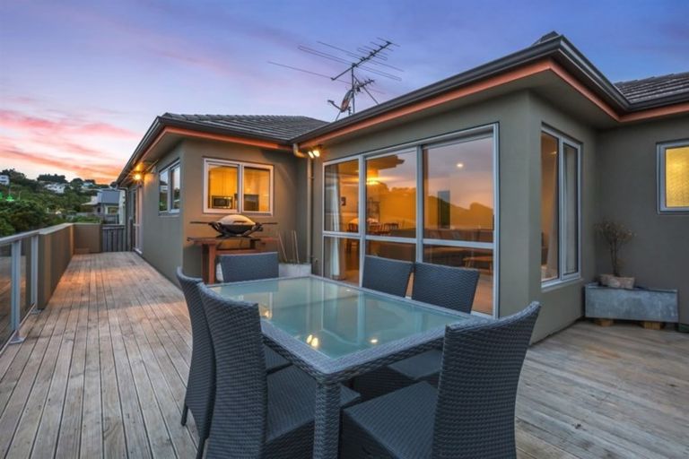 Photo of property in 3 Greenstone Place, Aotea, Porirua, 5024