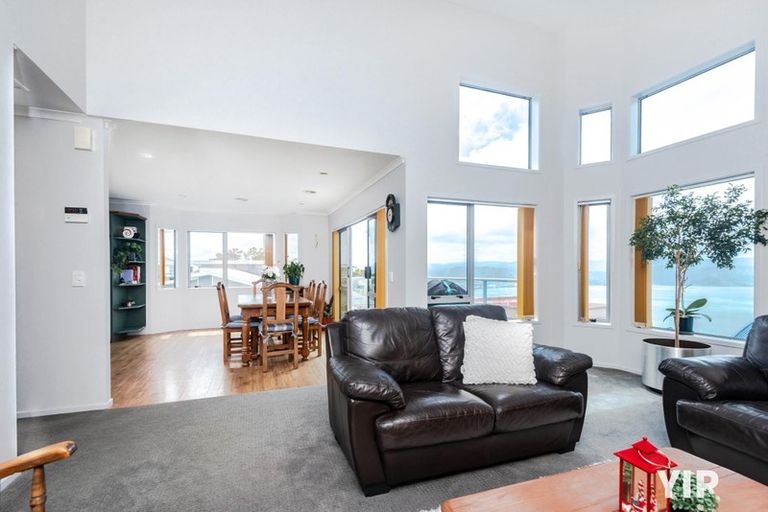 Photo of property in 12 Dress Circle, Newlands, Wellington, 6037