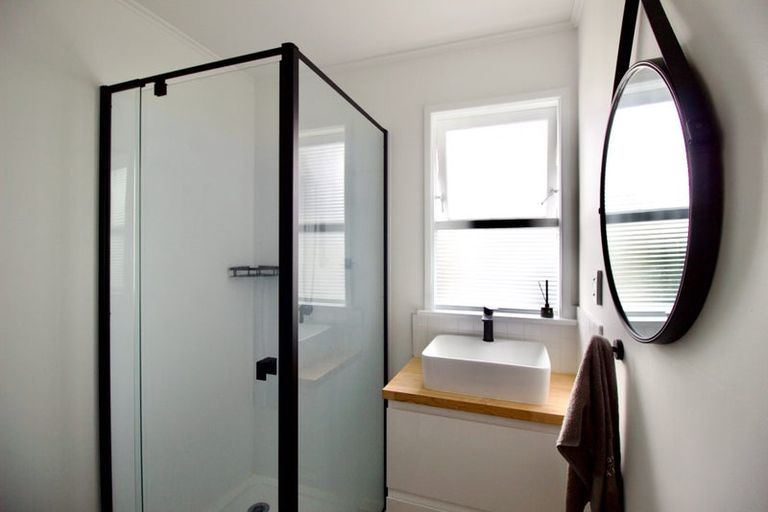 Photo of property in 5 Ngatoa Place, Glenfield, Auckland, 0629