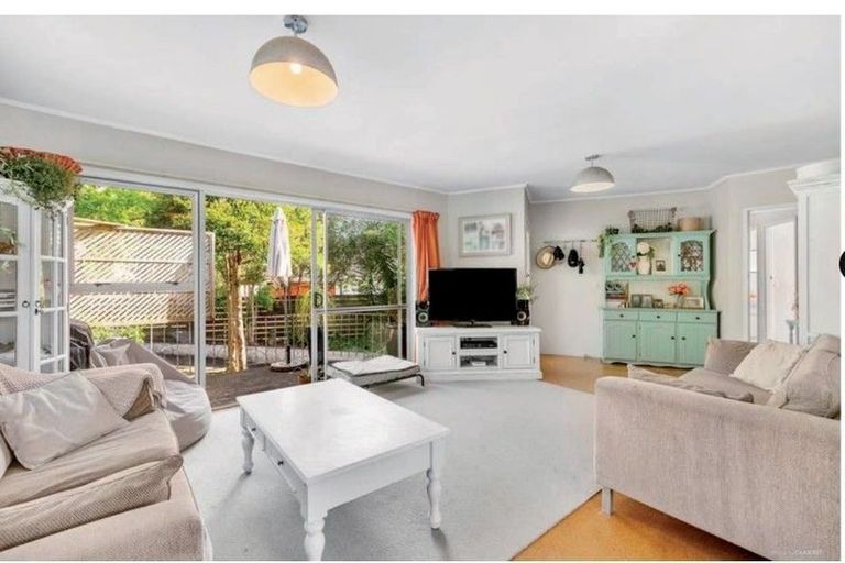 Photo of property in 30 Mirrabooka Avenue, Botany Downs, Auckland, 2010