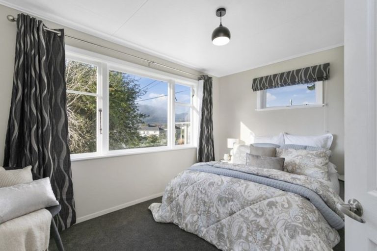 Photo of property in 121 Wellington Road, Wainuiomata, Lower Hutt, 5014