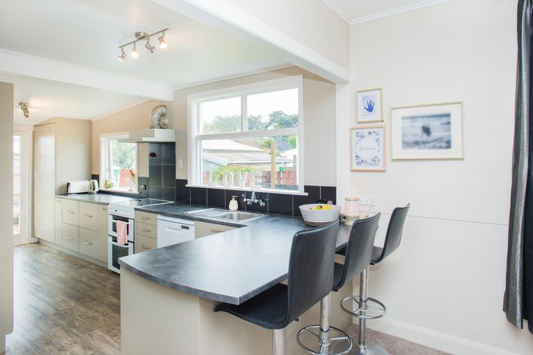 Photo of property in 27 Disraeli Street, Gisborne, 4010