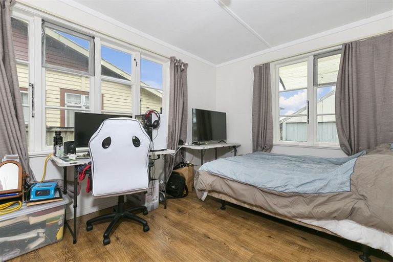 Photo of property in 3154 Great North Road, New Lynn, Auckland, 0600