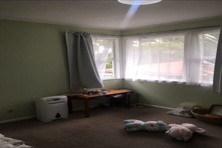 Photo of property in 8 Thuja Street, Green Bay, Auckland, 0604