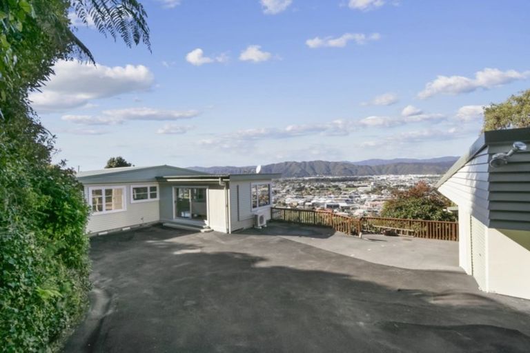 Photo of property in 31 Rakeiora Grove, Korokoro, Lower Hutt, 5012
