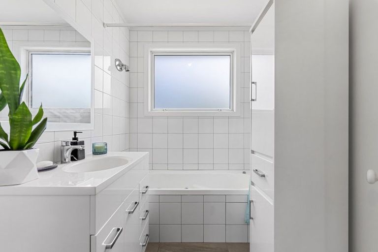 Photo of property in 95 Everglade Drive, Totara Heights, Auckland, 2105