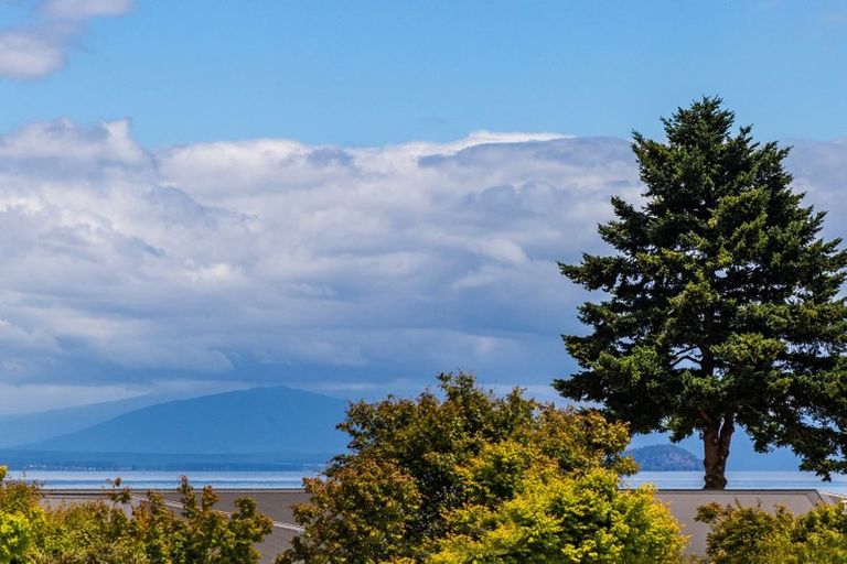 Photo of property in 5 Mahuta Road, Waitahanui, Taupo, 3378