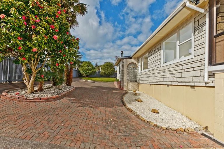 Photo of property in 61 Captain Scott Road, Glen Eden, Auckland, 0602
