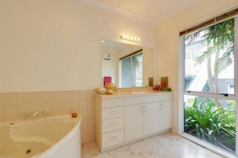 Photo of property in 211 Waihoehoe Road, Drury, 2577