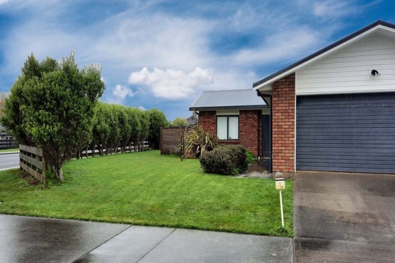 Photo of property in 1 Sunstone Crescent, Brown Owl, Upper Hutt, 5018