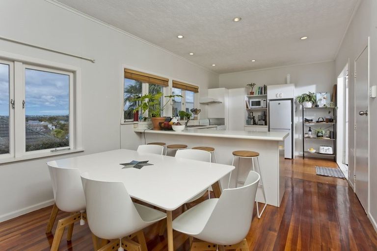 Photo of property in 1/160 East Coast Road, Forrest Hill, Auckland, 0620