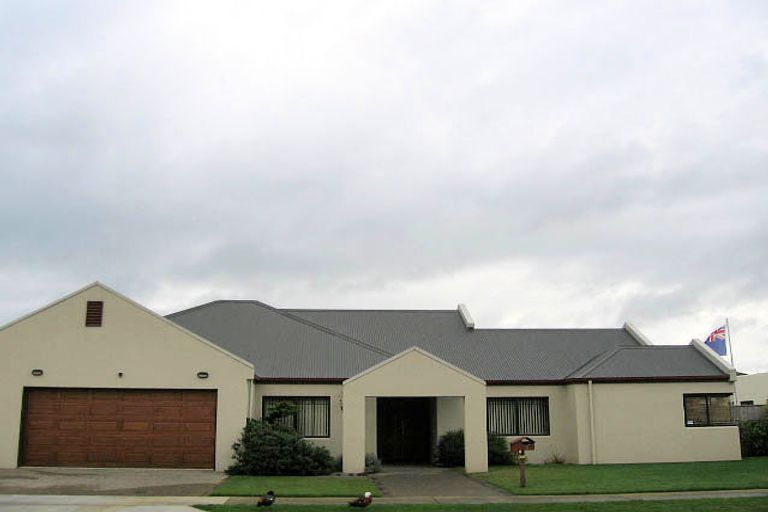 Photo of property in 8 Holcombe Drive, Paraparaumu, 5032