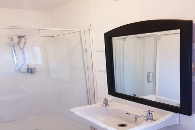 Photo of property in 16 Albert Road, Kelston, Auckland, 0602