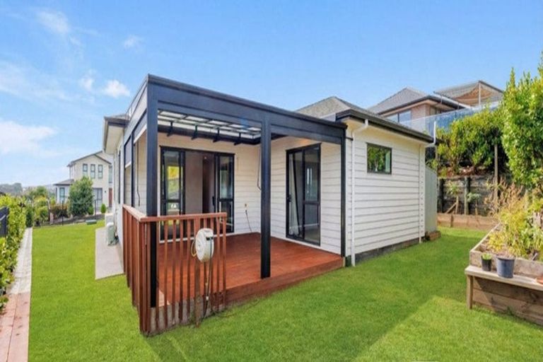 Photo of property in 33 Woodridge Drive, Stanmore Bay, Whangaparaoa, 0932