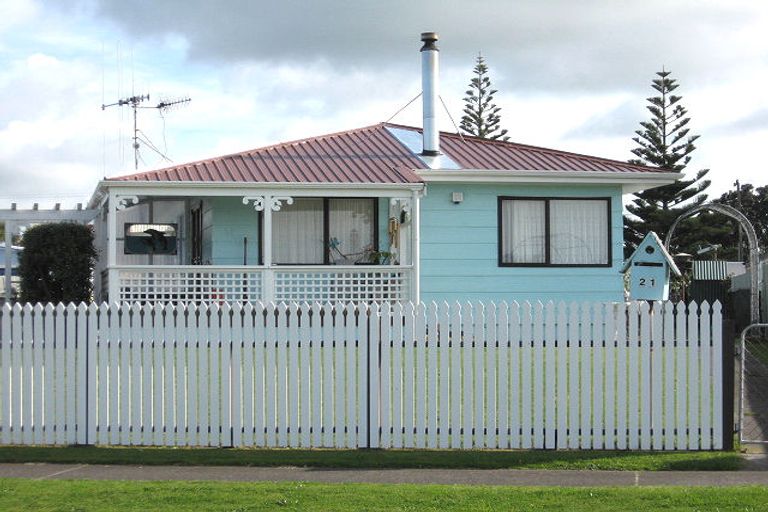 Photo of property in 21 Tainui Street, Castlecliff, Whanganui, 4501