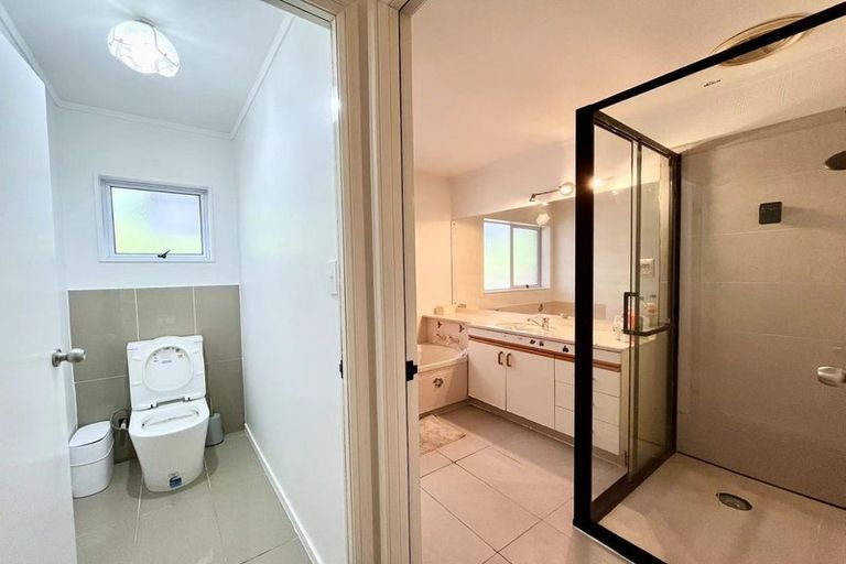 Photo of property in 2 Mirabell Place, Golflands, Auckland, 2013