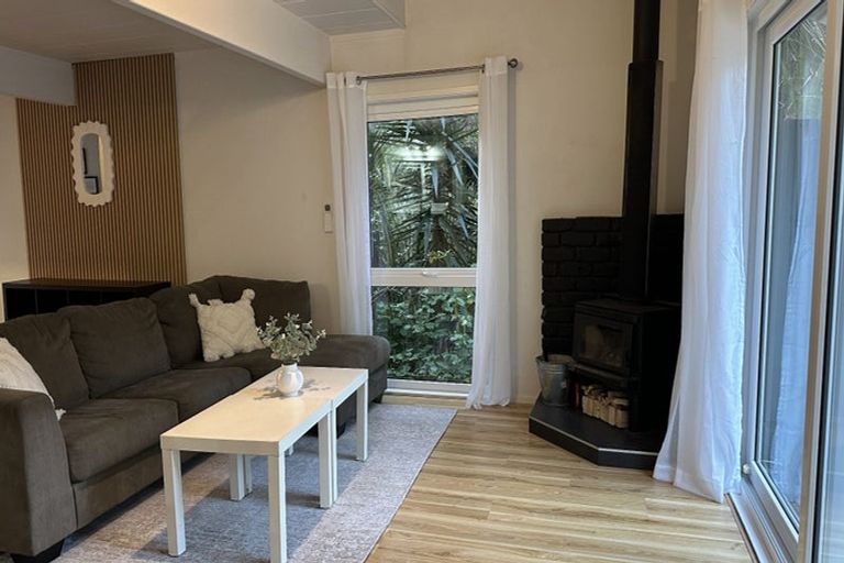 Photo of property in 4 Hiwihau Place, Glenfield, Auckland, 0629