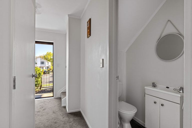 Photo of property in 2/5 John Jennings Drive, Oteha, Auckland, 0632