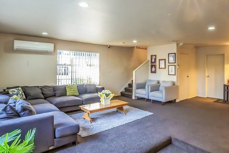 Photo of property in 98 Hill Road, The Gardens, Auckland, 2105