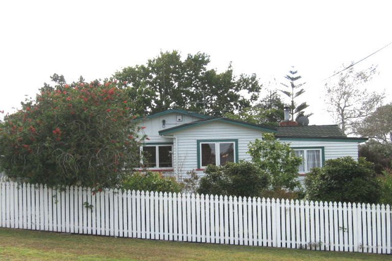 Photo of property in 8 Fairclough Road, Beach Haven, Auckland, 0626