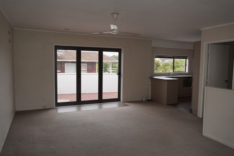 Photo of property in 2/27 Knightsbridge Drive, Forrest Hill, Auckland, 0620