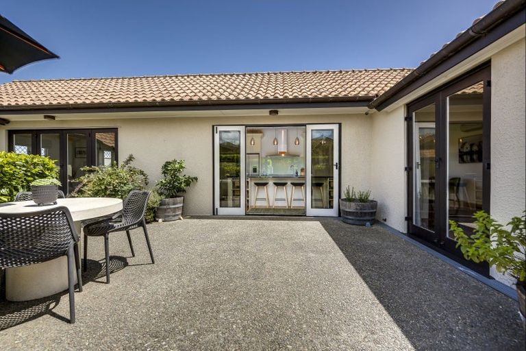 Photo of property in 44 Busby Hill, Havelock North, 4130