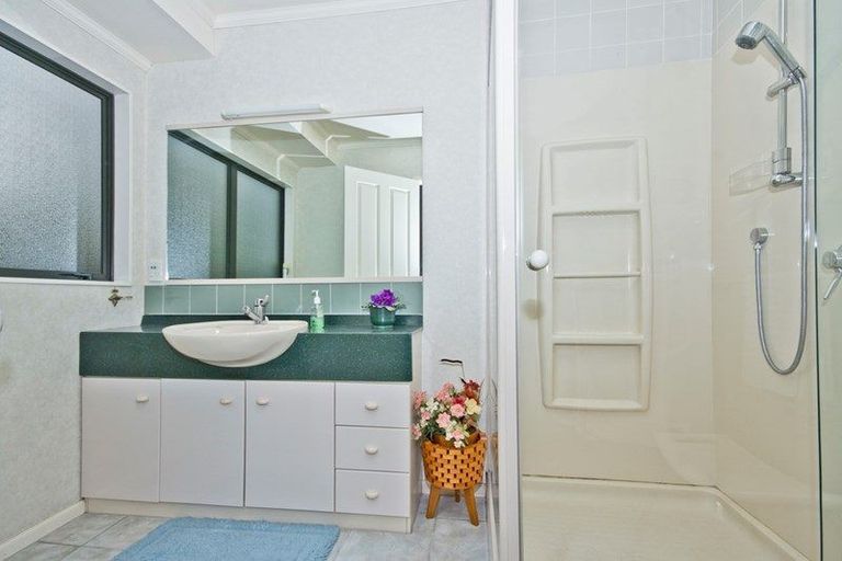 Photo of property in 15 Heversham Place, Glendene, Auckland, 0602