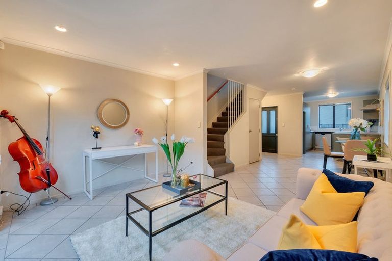 Photo of property in 11 Barnea Circle, Glen Eden, Auckland, 0602