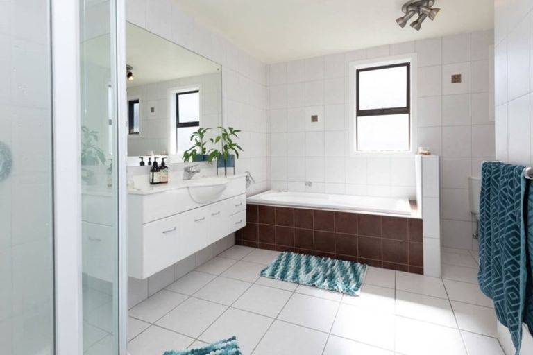 Photo of property in 54 Hattaway Avenue, Bucklands Beach, Auckland, 2012