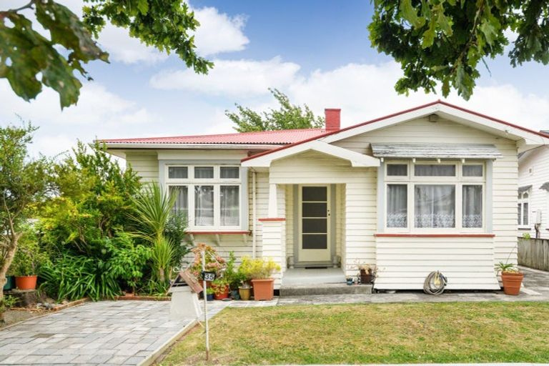 Photo of property in 35 Stewart Crescent, Hokowhitu, Palmerston North, 4410