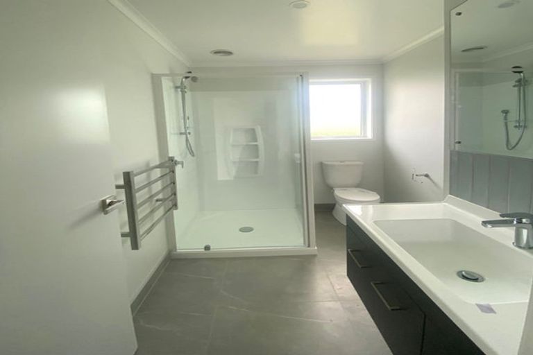 Photo of property in 28 Te Piriti Road, One Tree Point, 0118