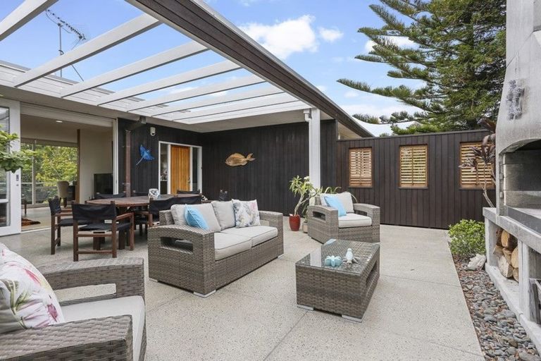 Photo of property in 10 Sandford Street, Campbells Bay, Auckland, 0630