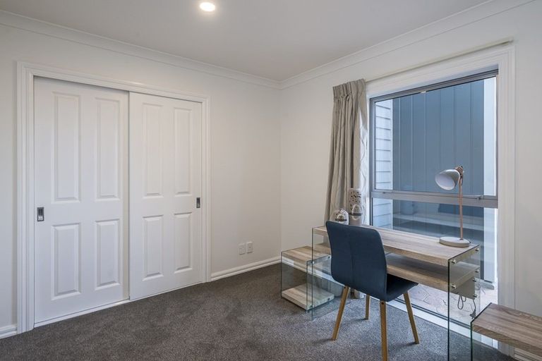 Photo of property in 6 Holcombe Drive, Paraparaumu, 5032