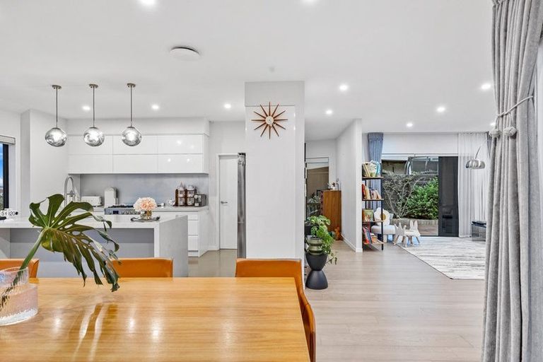 Photo of property in 26a Bernleigh Terrace, West Harbour, Auckland, 0618