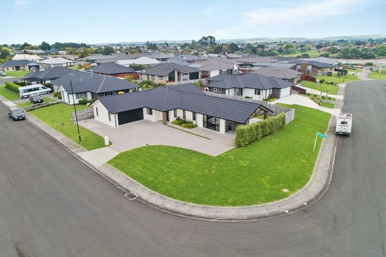 Photo of property in 2 Glennron Lane, Waiuku, 2123