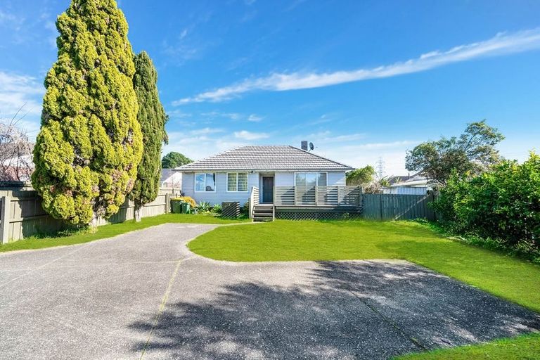 Photo of property in 28 Middlemore Crescent, Papatoetoe, Auckland, 2025